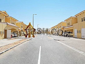 فيلا ب موقع مميز جدا بالقرب من بوابة الشرق مول في بني ياس